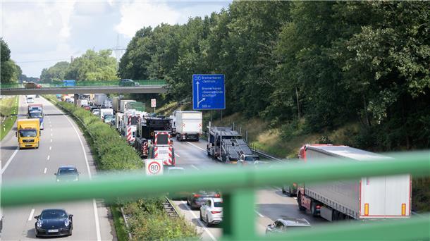 Freie Fahrt in Richtung Deichbrand: Sperrung der A27 ist aufgehoben Stau auf der A27.