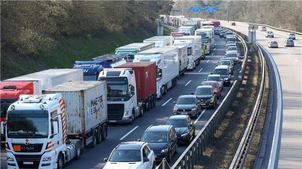 Elbtunnel und Elbbrücken nach Klimaprotest wieder frei Stau Richtung Norden.