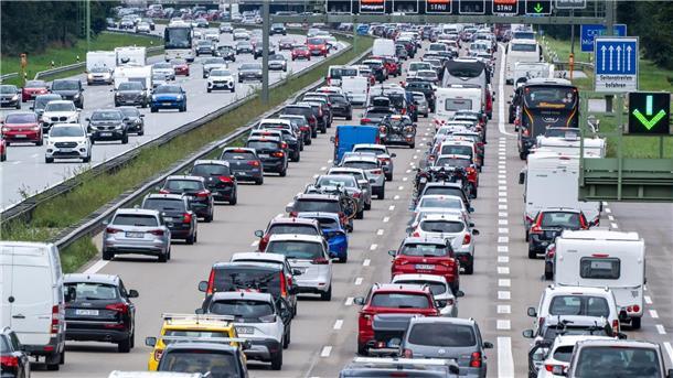 Stau-Sorgen: Um den Verkehr zumindest ein wenig zu entlasten, gilt am Feiertag ein Fahrverbot für Brummis über 7,5 Tonnen.