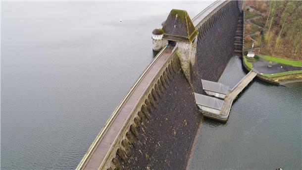 Sedimente lassen Speicherkapazität von Staudämmen sinken Staudämme schränken den natürlichen Sedimenttransport der Flüsse ein.