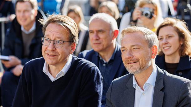 Wahlkampf-Endspurt in Niedersachsen Stefan Birkner (l), FDP-Spitzenkandidat für die Landtagswahl in Niedersachsen, und Christian Lindner (r), Bundesminister für Finanzen, in Braunschweig.