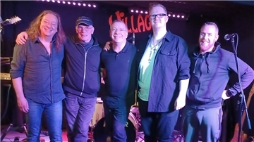 Fünf Musiker auf der Bühne
