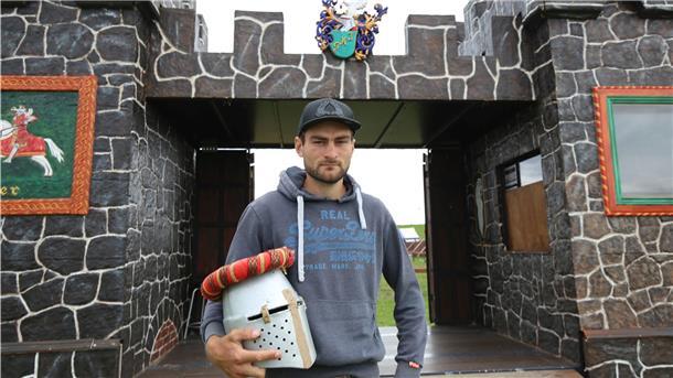 Stefan Kaiser gehört zur neunten Generation der Showgruppe Kaiser. Mehr als einen Monat lang ist er mit seinem Team und den Ritterspielen in Tossens.