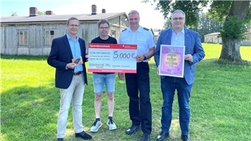 Stefan Kalt, Kuratoriumsvorsitzender der Niedersächsischen Tafelrunde (von links), Michael Freitag-Parey von der Gedenkstätte Lager Sandbostel, Michael Butt, Demokratiepate Polizeikommissariat Zeven und Landrat Marco Prietz. 