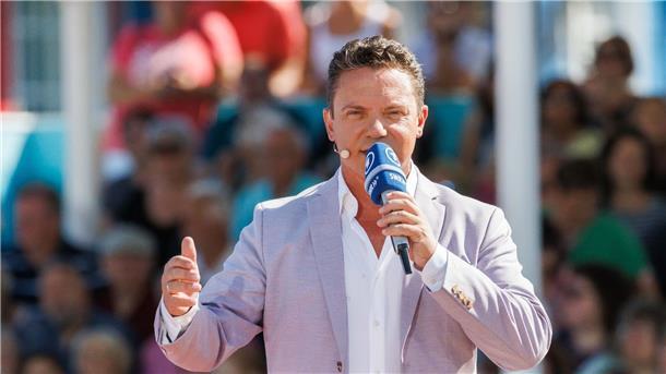 Stefan Mross darf „Immer wieder sonntags“ weiter moderieren Stefan Mross wird auch künftig die Show „Immer wieder sonntags“ moderieren.