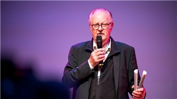 Stefan Paul bedankt sich für den Filmpreis der Stadt Hof.