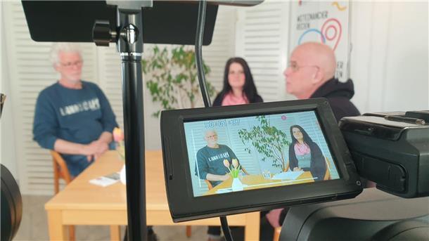 Stefan Schreiber (links) und Doreen Schmidt vom Mehrgenerationenhaus im Gespräch mit Torsten Folge, Studioleiter von Radio Weser TV.