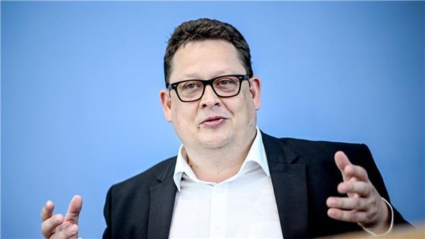 Lauterbach will 100 Millionen Euro für Long-Covid-Forschung Stefan Schwartze ist Patientenbeauftragter der Bundesregierung.