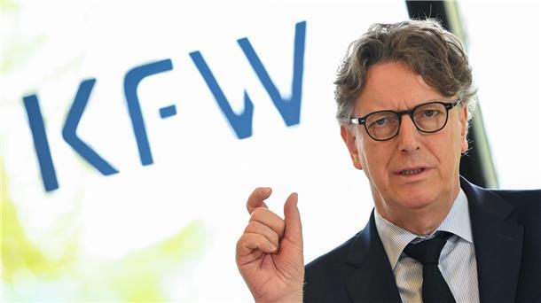 KfW mit Gewinnsprung: Tausende Anträge auf Heizungsförderung Stefan Wintels, Vorstandsvorsitzender der KfW Bankengruppe, stellt die Bilanz für 2023 vor.