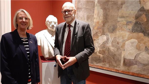 Es schlummert noch viel Potenzial in der Wesermarsch Stefanie Seyfarth begrüßte Professor Dr. Uwe Meiners, den Präsidenten der Oldenburgischen Landschaft. Beide stehen vor einer Büste des Marschendichters Hermann Allmers (1821 bis 1902), dessen Werk ebenfalls zum kulturellen Erbe der Wesermarsch gehört.