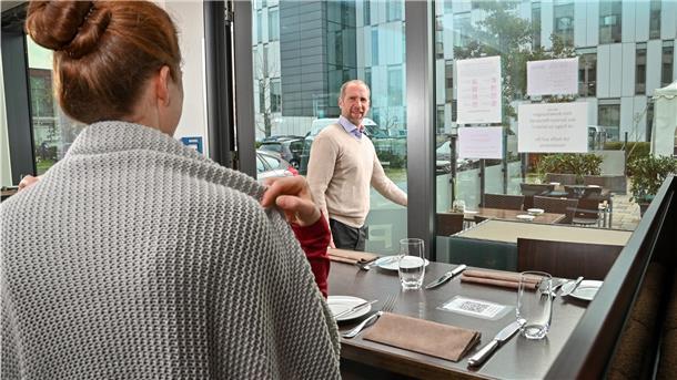 Steffen Heumann von PIER 6 legt Wert aufs Lüften. Er bittet seine Gäste um Verständnis - und darum, einen Pullover oder eine Decke mitzubringen.