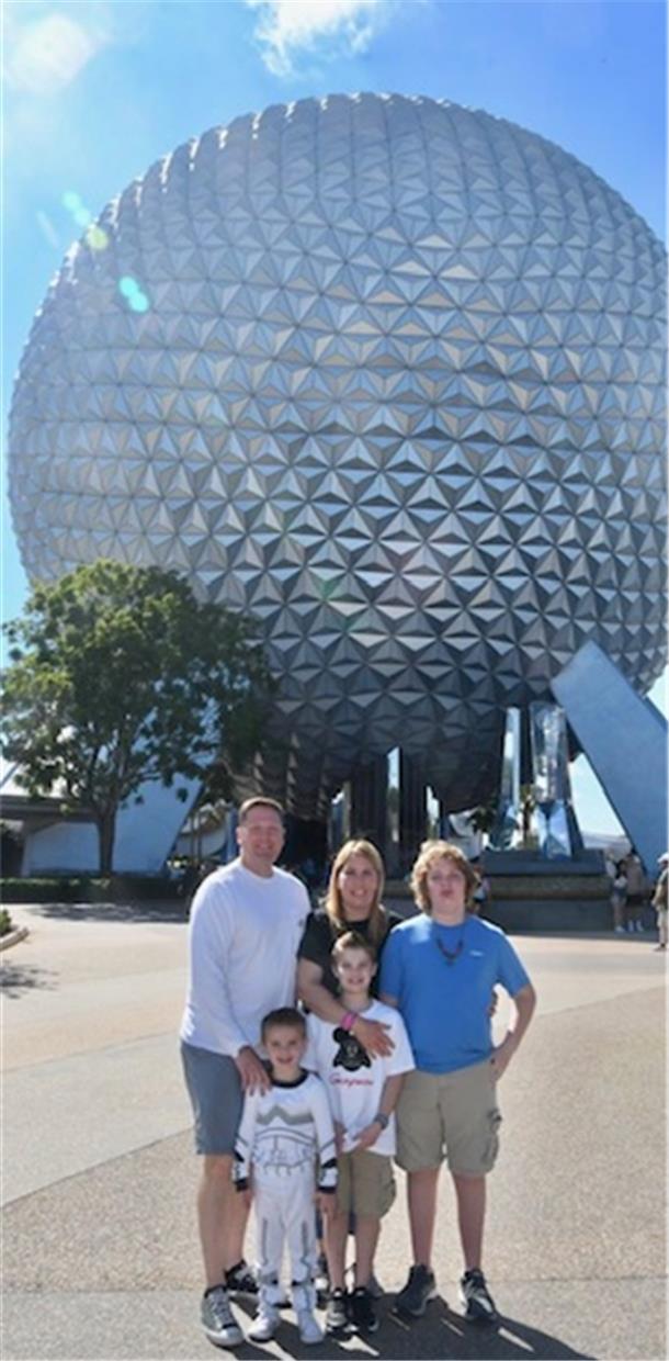 Grußbrücke: Beim Super Bowl mitten in der Partystadt Steffi Schnabels Tochter und Schwiegersohn mit den Enkelkindern – oder „unseren Lausbuben“ wie Steffi Schnabel schreibt – Jacob, Grayson und Connor in Disney World.