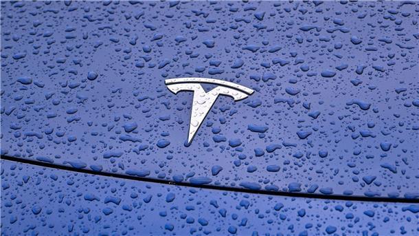 Nach Absatz-Rückgang: Günstigere Teslas kommen schneller Steht Tesla im Regen? Die vergangenen Wochen waren turbulent für den Elektroauto-Vorreiter.