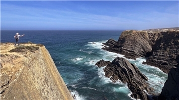 Steilklippen am Cabo Sardao in Portugal. Derzeit ist der Nordatlantik besonders warm. Wissenschaftler sind beunruhigt.