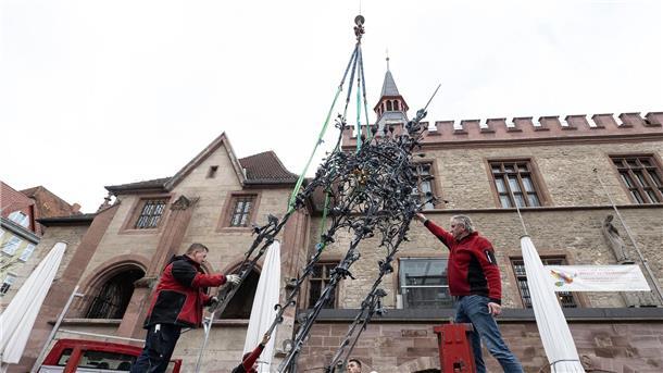Gänseliesel wegen Sanierung ohne Baldachin Steinmetze legen den Baldachin vom Gänselieselbrunnen auf einen Transportanhänger.