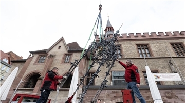 Steinmetze legen den Baldachin vom Gänselieselbrunnen auf einen Transportanhänger.