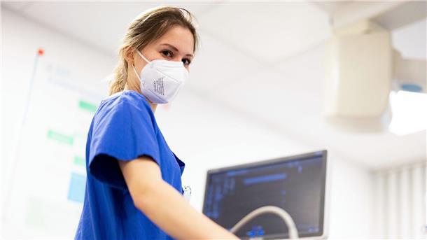 Ärztin arbeitet mit Tourette-Syndrom in der Notaufnahme Stella Lingen ist angehende Ärztin und arbeitet mit Tourette-Syndrom in der Krankenhaus-Notaufnahme einer Klinik.