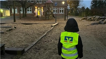 Stellvertretend für alle Empfänger sind auf dem Bild die ABC-Schützen aus Loxstedt zu sehen. Die neuen Warnwesten sorgen dafür, dass sie besser gesehen werden und erhöhen so die Sicherheit für die jüngsten Verkehrsteilnehmer auf ihrem Schulweg.