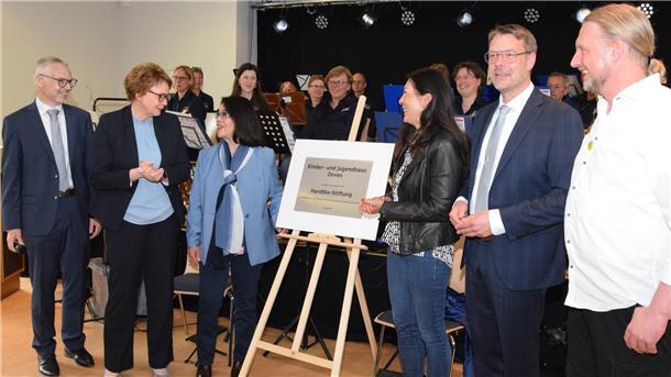 Stellvertretender Bürgermeister Jens Petersen (von links) und Niedersachsens Sozialministerin Daniela Behrens freuen sich mit Katsue und Hildegard Hardtke als Repräsentantinnen der Hardtke-Stiftung sowie Stadtdirektor Henning Fricke und Leiter Ulrich Oerding bei der Enthüllung der Stifterplakette.