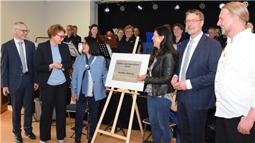 Stellvertretender Bürgermeister Jens Petersen (von links) und Niedersachsens Sozialministerin Daniela Behrens freuen sich mit Katsue und Hildegard Hardtke als Repräsentantinnen der Hardtke-Stiftung sowie Stadtdirektor Henning Fricke und Leiter Ulrich Oerding bei der Enthüllung der Stifterplakette.