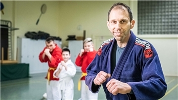 Stephan Mischer-Dinklage trainiert beim OSC Kinder und Jugendliche im Kampfsport Ju-Jutsu.