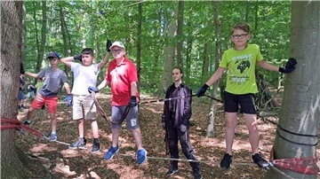 Stephan Siggelkow (hinten) erläutert Tommy (l.), Esshan, Finn und Fynn von der Jugendfeuerwehr Frelsdorf den Kletterparcour.
