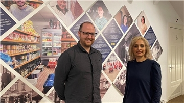 Mann und Frau vor Fotowand