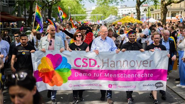 Polizei zieht nach CSD Bilanz: Störungen und Anfeindungen Stephan Weil (3.v.r., SPD), Ministerpräsident Niedersachsen, und Belit Onay (2.v.l., Grüne), Oberbürgermeister Hannover, tragen beim Christopher Street Day (CSD) ein Banner mit der Aufschrift „CSD. Hannover - Demo für Menschenrechte“.