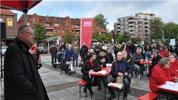 Stephan Weil am Samstagvormittag auf dem Nordenhamer Marktplatz.