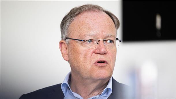 Weil fordert Energienetzausbau mit Steuergeld Stephan Weil verweist auf Straßen und Schienen - auch diese würden am Ende von den Steuerzahlern finanziert.