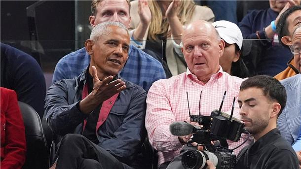 Steve Ballmer - hier bei einem Clippers-Heimspiel neben Ex-US-Präsident Barack Obama - zählt zu den reichsten Menschen der Welt. 