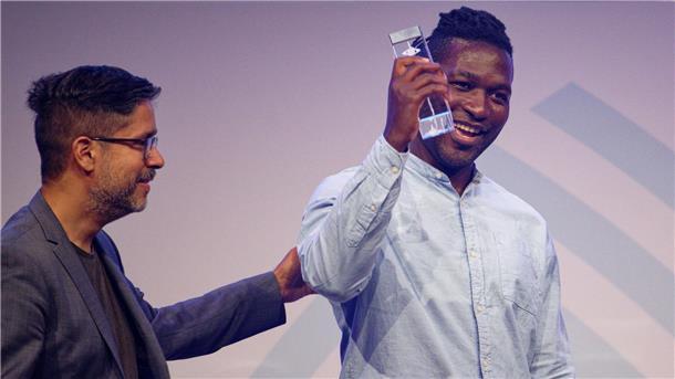 Grimme Online Award für historische Recherchen und mehr Steve Hiobi (r) und Laudator Hasnain Kazim stehen bei der Verleihung des Grimme Online Award 2023 mit dem Preis für „Dein Bruder Steve“ in der Kategorie „Information“ auf der Bühne.