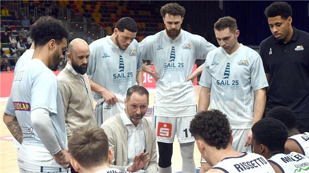Die Eisbären müssen sich noch mal aufraffen Steven Esterkamp ist mit den Eisbären Bremerhaven vor der Länderspielpause noch einmal gefordert.