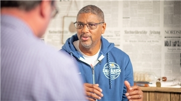 Der Trainer der Eisbären Bremerhaven, Steven Key, spricht mit Sportredakteur Dietmar Rose.