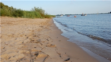 Still ruht die Weser bei Sandstedt: Schon die zweite Saison in Folge ist das Baden dort verboten.