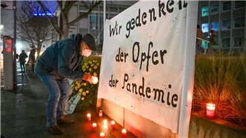 Stille Versammlung vor der VHS an der Lloydstraße: Gedenken für die Opfer der Corona-Pandemie. Foto Scheschonka