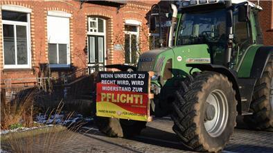 Aufruf zum Widerstand: Zevener kritisieren Protest-Plakat von Bauern  Stiller Protest am Landvolkhaus in Zeven. Die Aufschrift des Plakats ruft bei Passanten Kritik hervor.