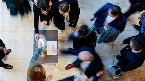 Bundestag verabschiedet Chancen-Aufenthaltsrecht Stimmabgabe im Bundestag.