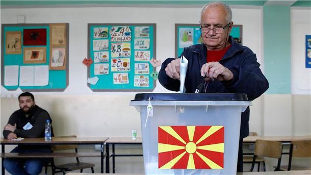 Wahl in Nordmazedonien: Oppositionelle gewinnt erste Runde Stimmabgabe in einem Wahllokal in der Hauptstadt Skopje.