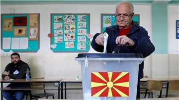Stimmabgabe in einem Wahllokal in der Hauptstadt Skopje.