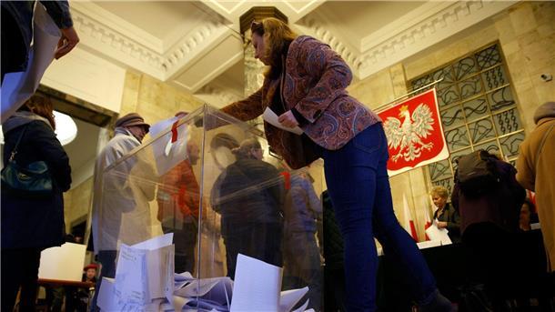 Opposition glaubt nach Polen-Wahl an Sieg - Partei PiS vorn Stimmabgabe in einem Wahllokal in Warschau.