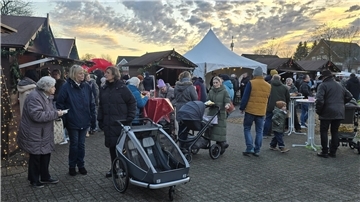 Weihnachtsmarkt in Rodenkirchen vor der untergehenden Sonne