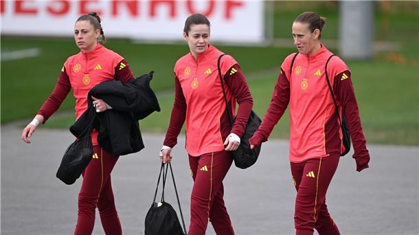 Wück rechnet mit Torhüterin Berger im Finale gegen Spanien Stina Johannes (M.) vertrat erfolgreich Stammkeeperin Ann-Katrin Berger (r./Archivbild).