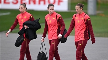 Wück rechnet mit Torhüterin Berger im Finale gegen Spanien Stina Johannes (M.) vertrat erfolgreich Stammkeeperin Ann-Katrin Berger (r./Archivbild).