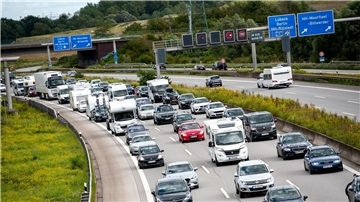 Stockender Verkehr auf der Autobahn A1 bei Moorfleet im August.
