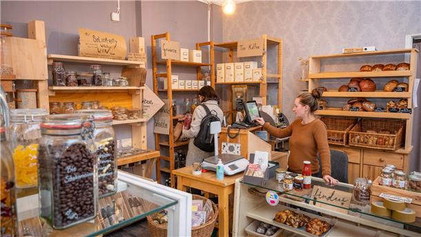Läden ohne Web-Shop sterben aus: Acht spannende Fakten zum Digitalen im Handel Stöbern, entdecken, kaufen: Kleine Geschäfte wie der Glückswinkel in Bremerhaven-Mitte werden bleiben, da sind sich die Händler sicher.