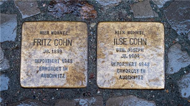 Schon 100.000 Stolpersteine zum Gedenken an NS-Opfer verlegt Stolpersteine mit den Namen Fritz Cohn und Ilse Cohn, verlegt in Stralsund.