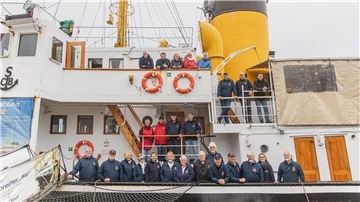 Stolz auf 35 Jahre „Wal“ in Bremerhaven: Die Mannschaft der Schifffahrts-Compagnie lud zum Empfang ein.
