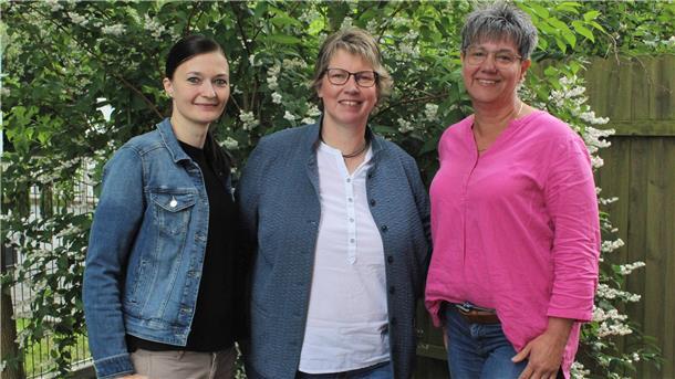 Drei Frauen stehen nebeneinander.