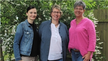 Drei Frauen stehen nebeneinander.